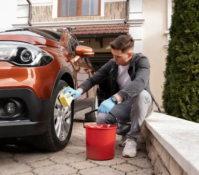Lavage auto à domicile Lacs : professionnel intervenant sur un véhicule